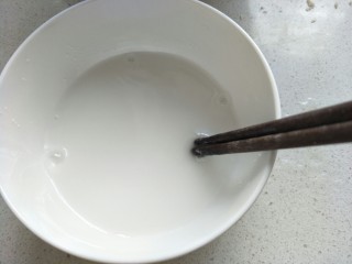 麻婆豆腐,准备淀粉，放入小碗中加冷水调好。