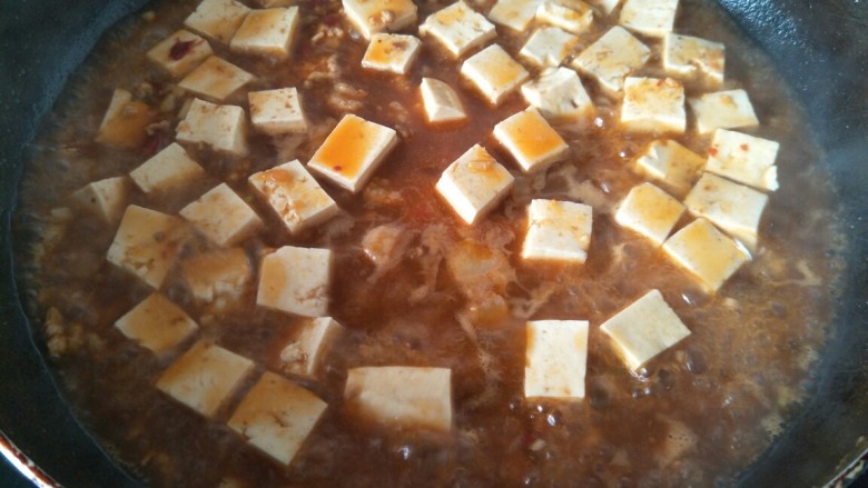 麻婆豆腐,等锅中的汤汁剩少许的时候，倒入淀粉勾芡收汁即可。
