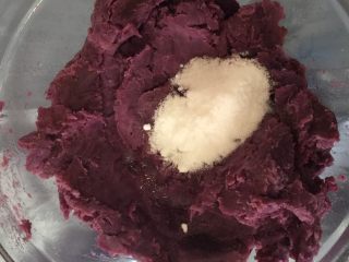 芝士焗紫薯,紫薯蒸好后趁热加入砂糖