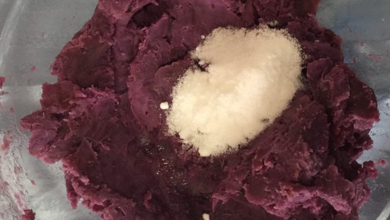 芝士焗紫薯,紫薯蒸好后趁热加入砂糖