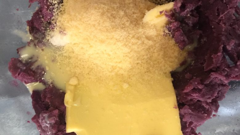 芝士焗紫薯,加入芝士粉和牛奶