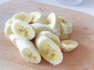 香蕉松饼,食材处理：香蕉切片