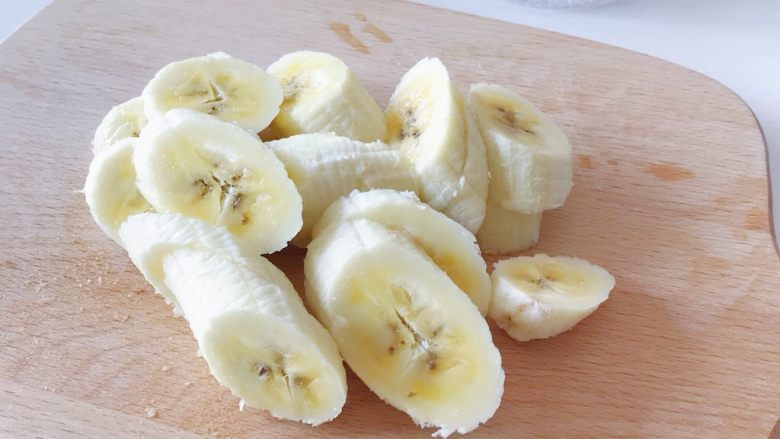 香蕉松饼,食材处理：香蕉切片