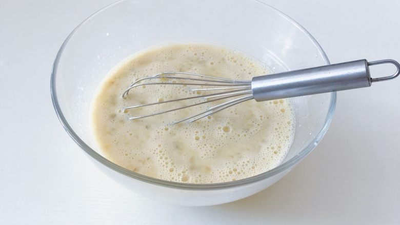 香蕉松饼,倒入牛奶鸡蛋液中搅拌均匀