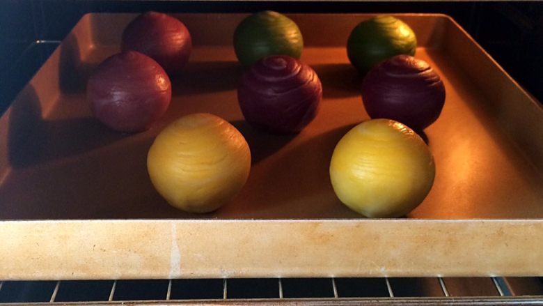 四色螺旋蛋黄酥,放入预热好的烤箱中层，上下火180度30分钟，若上色后可以盖锡纸，防止蛋黄酥颜色过深。