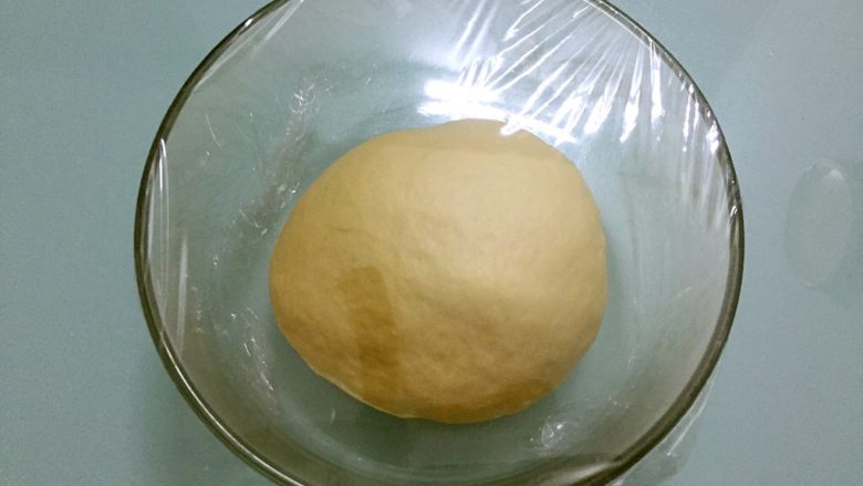 热狗面包,把面团揉圆，盖上保鲜膜放温暖处发酵2-2.5倍大
