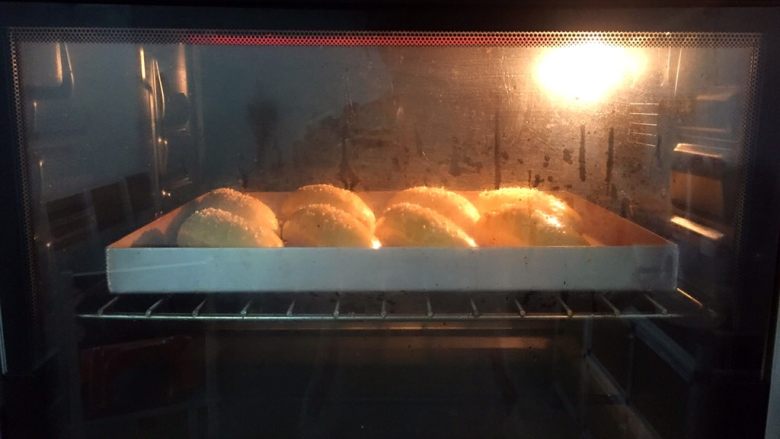 热狗面包,放入预热好的烤箱，上火120度，下火150度，中层20分钟（上色满意加盖锡纸）