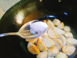 鸡毛菜烧芋艿,加入适量盐