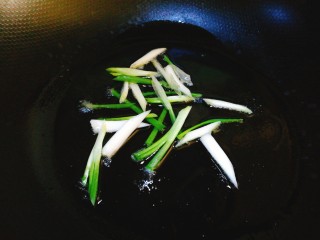 鸡毛菜烧芋艿,锅中油热放葱段