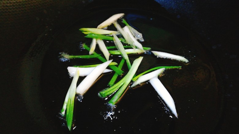 鸡毛菜烧芋艿,锅中油热放葱段