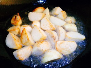 鸡毛菜烧芋艿,表面焦黄 添加清水