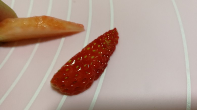 米饭也妖娆#甜蜜水果饭#,剪掉草莓的皮，