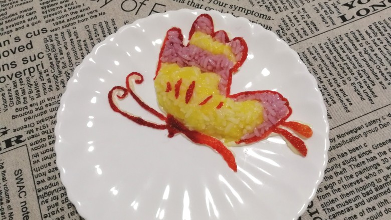 米饭也妖娆#甜蜜水果饭#,添在空余的部分，蝴蝶的身体部分也同样用草莓皮装饰。
