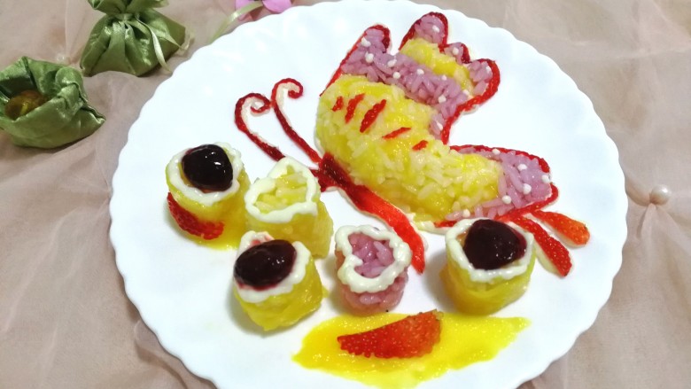米饭也妖娆#甜蜜水果饭#,在蝴蝶的翅膀上点上沙拉酱装饰一下完成。米饭也会变甜蜜٩(๛ ˘ ³˘)۶❤