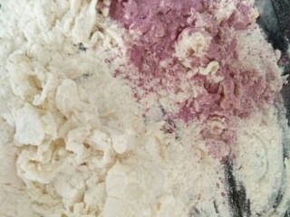 吃出一朵花+紫薯花馒头,面粉，紫薯粉，加水搅拌，紫薯粉根据喜欢的情况来放