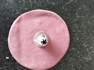 吃出一朵花+紫薯花馒头,擀成薄饼状，用个圆形模往中间按圆印