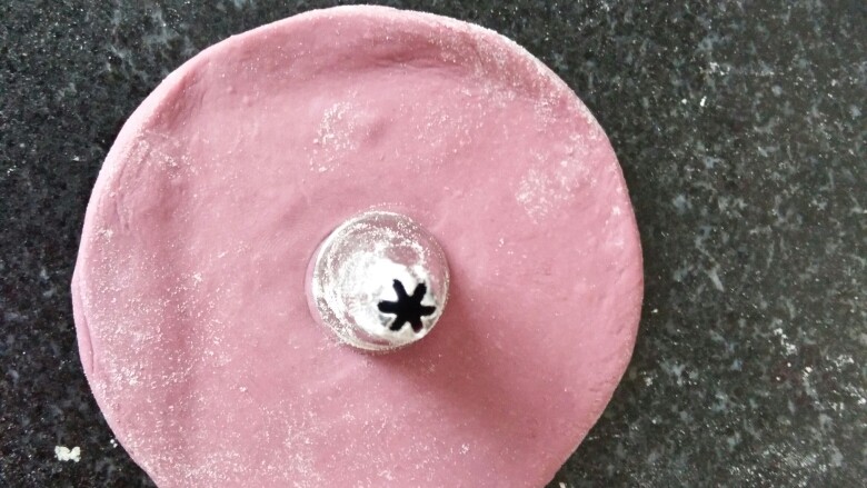 吃出一朵花+紫薯花馒头,擀成薄饼状，用个圆形模往中间按圆印