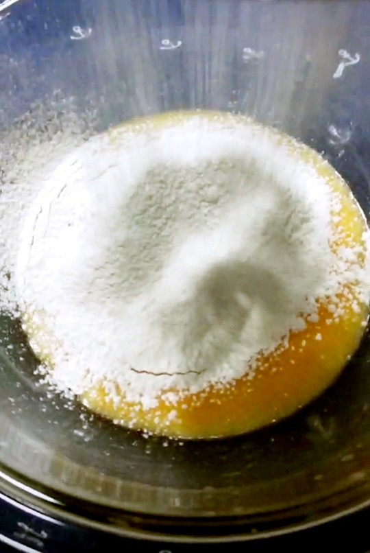 不凹陷纸杯小蛋糕,加入过筛的低筋面粉（提示:如面粉由于长时间保存出现小颗粒的话最好过筛三次。）