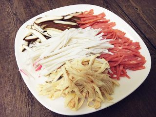 洛阳牡丹燕菜,鸡胸肉煮熟后撕成细丝，火腿和其他配料也切丝。