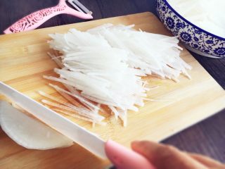 洛阳牡丹燕菜,切片后再切丝。切的粗细要均匀。