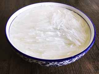 洛阳牡丹燕菜,切好的白萝卜丝用冷水浸泡1小时以上。