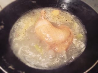 洛阳牡丹燕菜,高汤煮开加盐和胡椒粉调味。