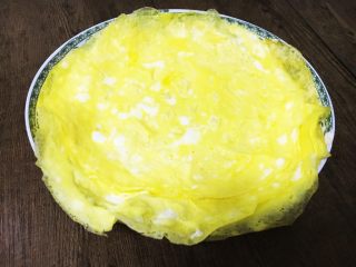 洛阳牡丹燕菜,鸡蛋加盐和一点水搅散，锅里抹油分多次倒入蛋液煎成薄蛋皮。