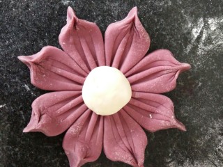吃出一朵花+紫薯花馒头,找一个别样颜色的面团放中间当花蕊