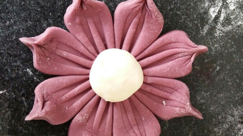 吃出一朵花+紫薯花馒头,找一个别样颜色的面团放中间当花蕊