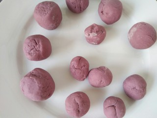 吃出一朵花+紫薯花馒头,分成大小均匀的小面剂子