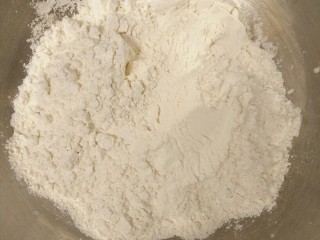 法棍,把面粉酵母盐放一起混合均匀，注意酵母和盐不要放一起。