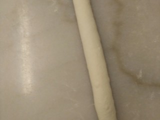 法棍,对折成圆柱型后把它揉长方发酵布上发大概60分滑五道口烤25分二十分时调头烤一下这样上色均匀，