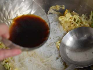 鸡蛋酸菜炒粉丝，酸香开胃特别好吃,浇入生抽老抽汁。
