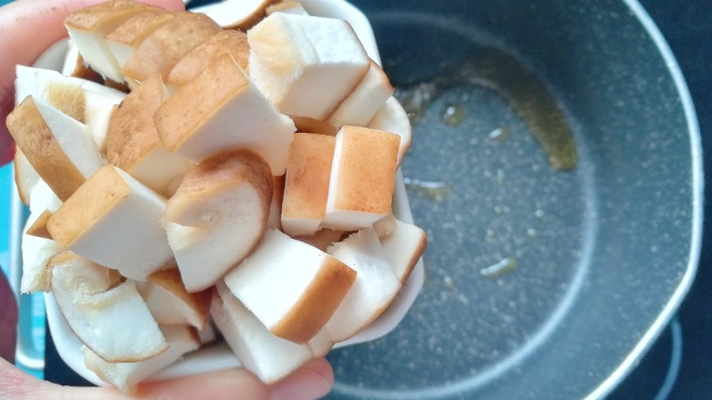 土豆香菇牛腩汤,再倒入香菇爆香