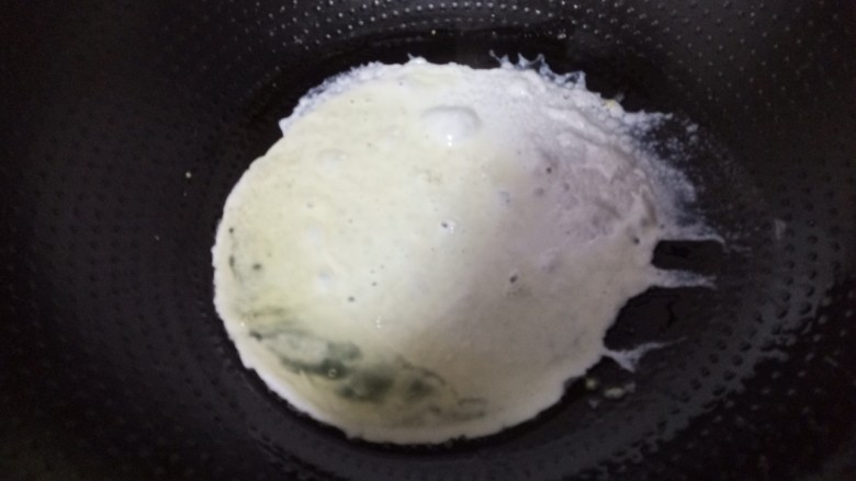 吃掉一朵花+花式鸡蛋饼,把平底锅刷一层油，把鸡蛋清加盐打散后摊成蛋饼