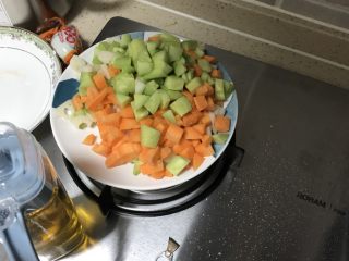 改版酱爆鸡丁,胡萝卜，黄瓜，藕切丁