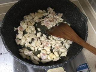 改版酱爆鸡丁,给鸡胸肉切成小方块用淀粉，盐，胡椒面腌制大概十分钟，锅里倒油翻炒，出锅