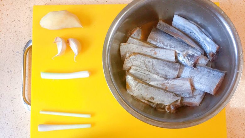 柠檬草椰汁轻烧带鱼,准备材料吧，开始美食之旅。