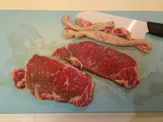 和風嫩煎牛排,修去筋肉部分，注意顧及肉的形狀。