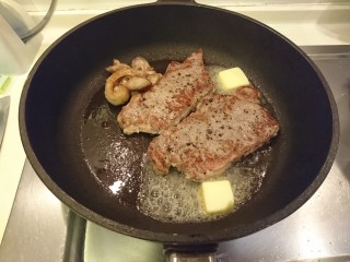 和風嫩煎牛排,迅速沿著鍋緣下奶油。