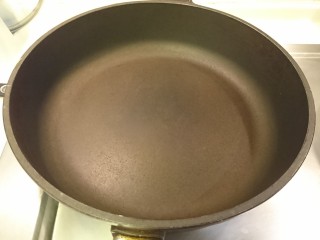 和風嫩煎牛排,將平底鍋燒熱。