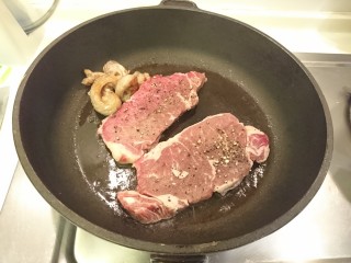 和風嫩煎牛排,牛肉下鍋，視其厚度，1cm厚大約30秒翻面。