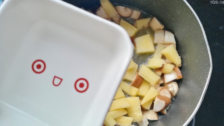 土豆香菇牛腩汤,加入少许清水，以免太干糊锅了