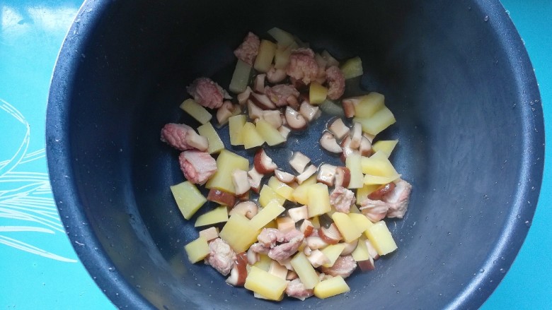 土豆香菇牛腩汤,将所有炒好的食材放入电高压锅中