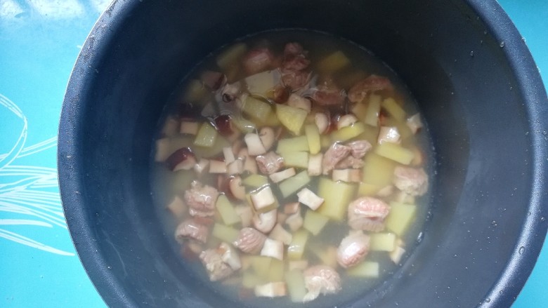 土豆香菇牛腩汤,加入两碗清水