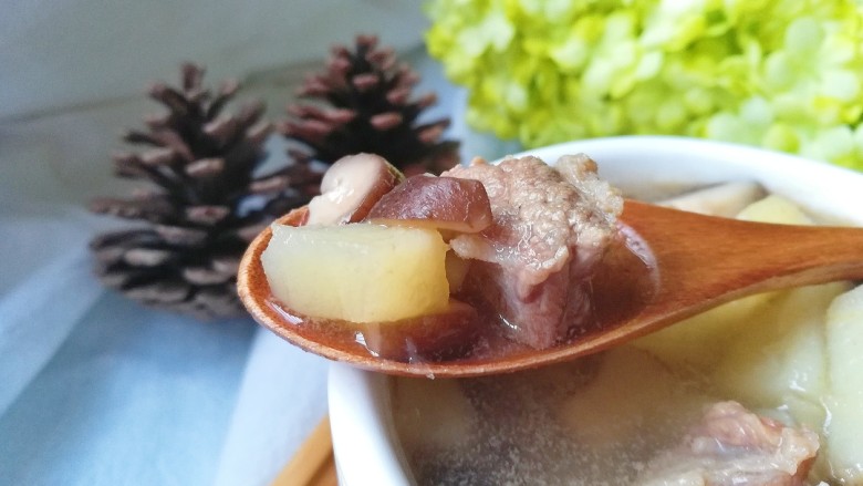土豆香菇牛腩汤,汤汁特别香，肉质软中带点嚼劲，美味