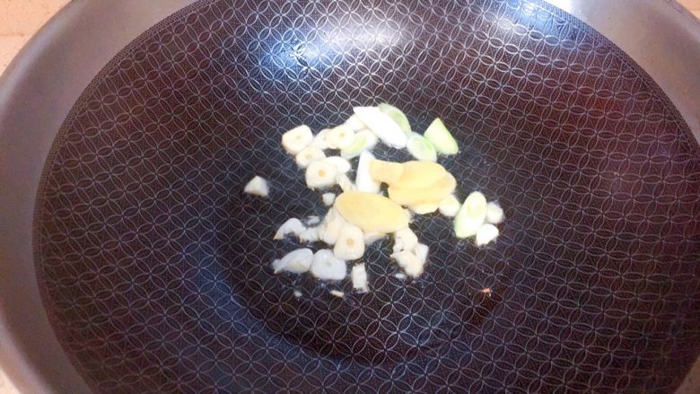 柠檬草椰汁轻烧带鱼,再次起锅，下油，油热下葱姜蒜煸炒出香味。我是换了一个锅，如果不换，要刷锅换油哦，因为有残渣，加温会黑。