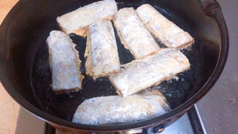 柠檬草椰汁轻烧带鱼,来一个不粘锅，锅热以后，放油，油6分热下鱼，中火煎至金黄翻面。要注意不要煎糊了，你会感觉到用筷子夹的时候，触感有更硬。