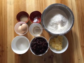 毛毛虫面包,准备食材:
高筋面粉200g、水85g、鸡蛋1个、刷面鸡蛋1个、盐1g、酵母2g、细砂糖30g、黄油30g、蜜豆160g