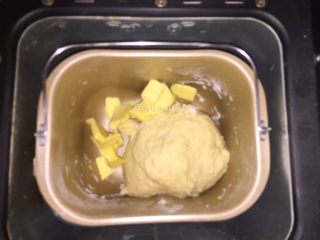 毛毛虫面包,黄油提前室温软化，待面团揉至光滑时加入黄油继续揉